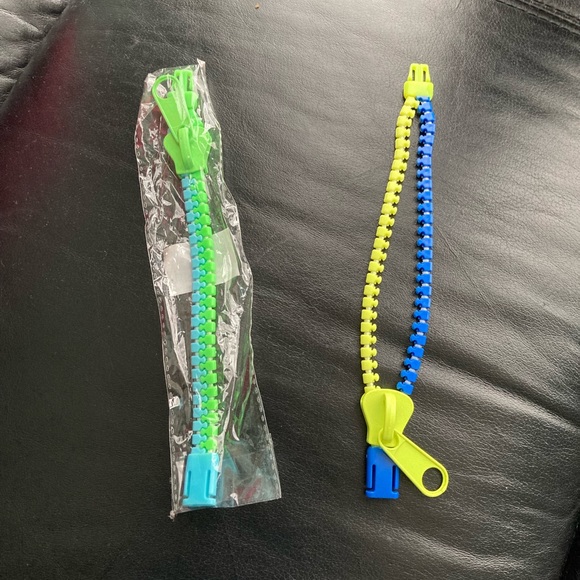 Girl’s bracelet, zipper style, new and cleaned. - Picture 2 of 7